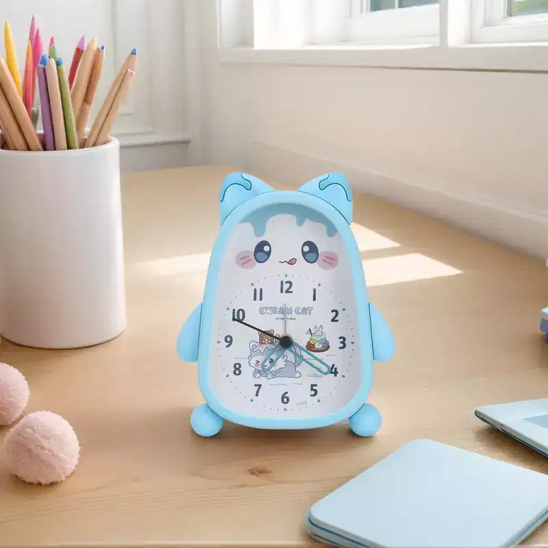REGALWOVEN Kitten-Shape Design Battery Powered Alarm Clock Non-Tick Movement 4.1L x 1.6W x 5.5H 1 Pc